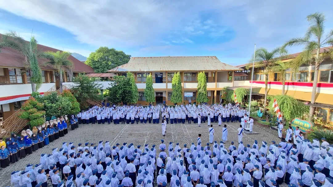 Upacara HUT RI ke-80 Berlangsung Khidmat di SMP Negeri 24 Padang